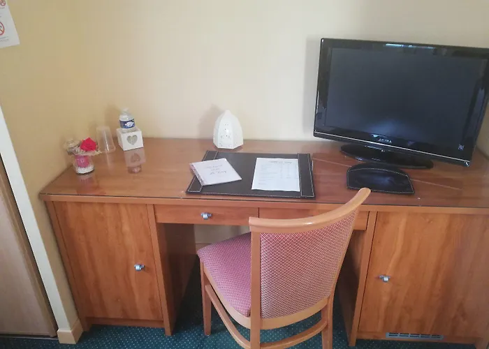 Logis Restaurant Le Tosny Hotel 3*